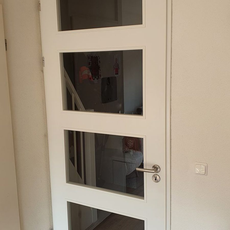 Nieuwe glazen binnendeur geplaatst in Leiderdorp